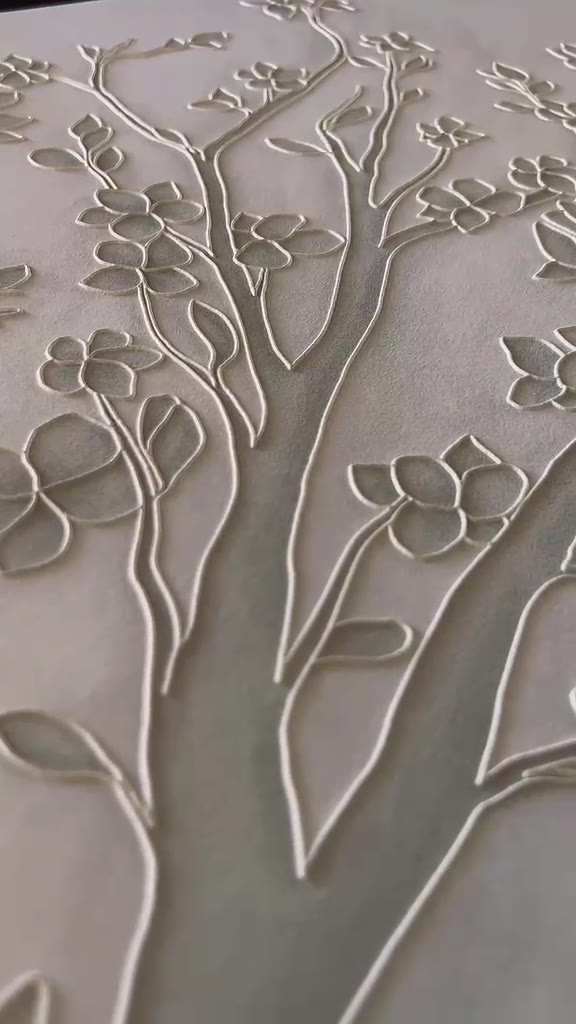 Beyaz kabartmalı ağaç desenli duvar kağıdı